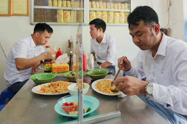 Hà Nội cho phép nhà hàng bán tại chỗ, công sở hoạt động bình thường