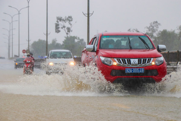Quốc lộ 1 qua tỉnh Quảng Nam bị chia cắt do nước lũ