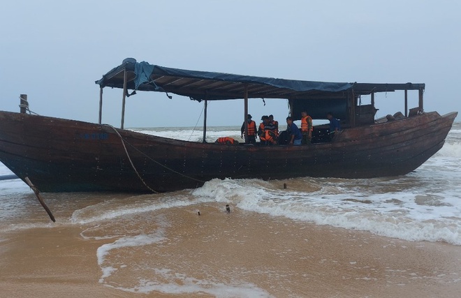 Tàu ghi chữ Trung Quốc trôi dạt vào bờ biển Quảng Trị