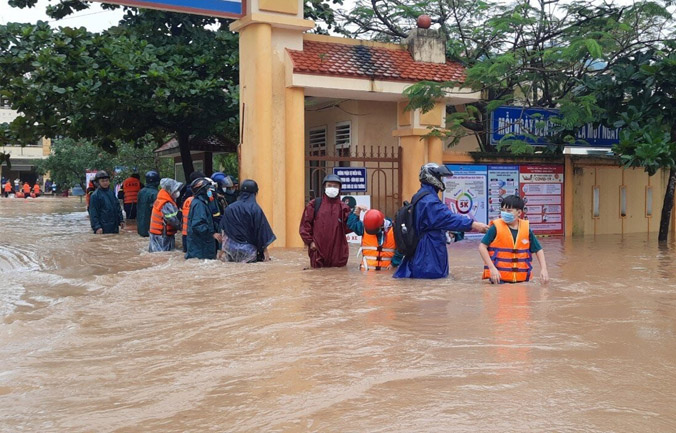 Nhiều nơi ở miền Trung ngập sâu, học sinh mắc kẹt do mưa lũ