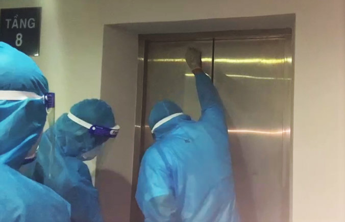Nam thanh niên mắc kẹt trong thang máy tại bệnh viện dã chiến