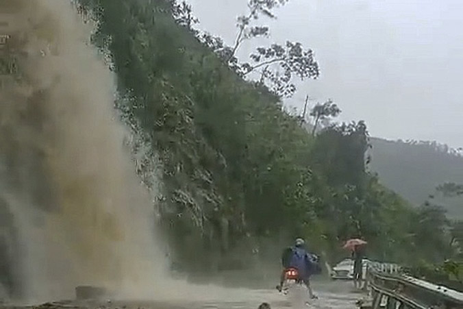 Mưa lớn gây lở núi và ngập nhiều nhà dân Quảng Ngãi