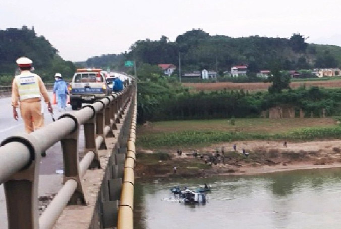 Ôtô rơi xuống sông sau khi tông gãy hộ lan cầu