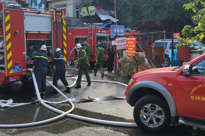 Cứu 4 người bị kẹt trong đám cháy ở khu tập thể Thành Công