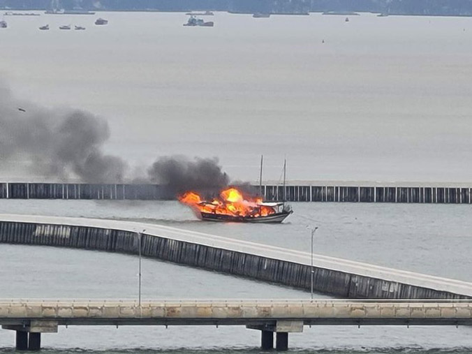 Hai tàu du lịch bốc cháy trên vịnh Hạ Long
