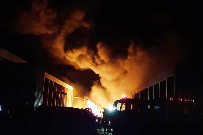 Cháy nhà xưởng ở Đồng Nai, hơn 100 cảnh sát dập lửa xuyên đêm