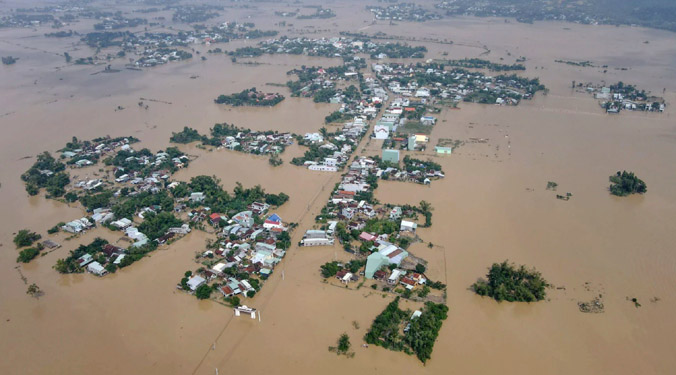 12 người chết và mất tích, 25.000 nhà dân ngập do mưa lũ miền Trung
