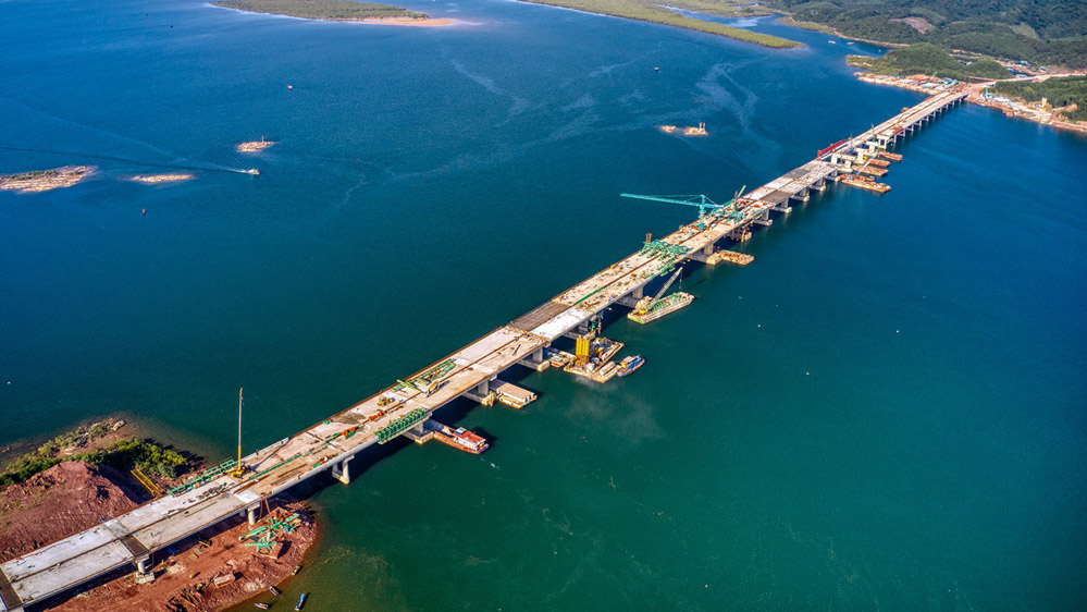 Cây cầu vượt biển dài 1.500 m vừa hợp long ở Quảng Ninh