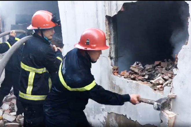 Cảnh sát đập tường, dập tắt đám cháy ở TP Thủ Đức