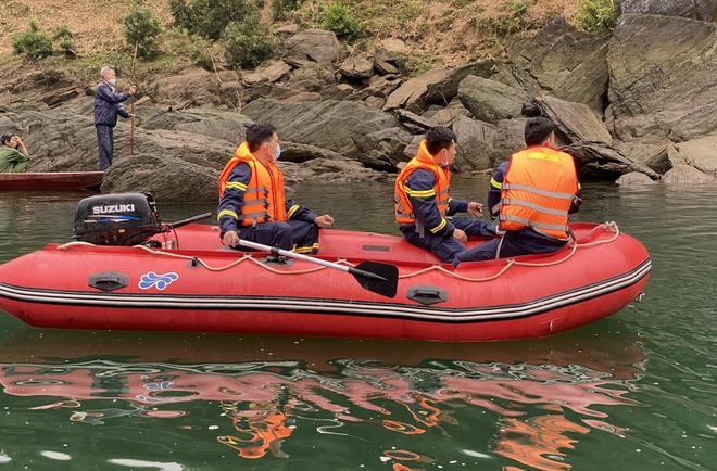 Tìm thấy thi thể nạn nhân thứ 3 sau vụ lật thuyền trên sông Mã