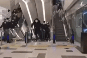 Cảnh 'săn' giày náo loạn ở trung tâm mua sắm Hàn Quốc