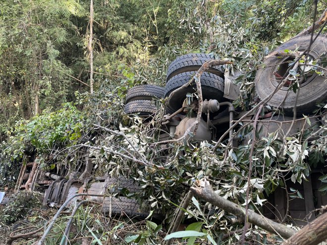 Xe tải lao xuống vực sâu 70 m, 6 người chết ở Gia Lai