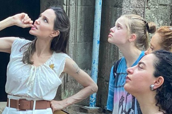 Angelina Jolie và Shiloh du lịch Campuchia