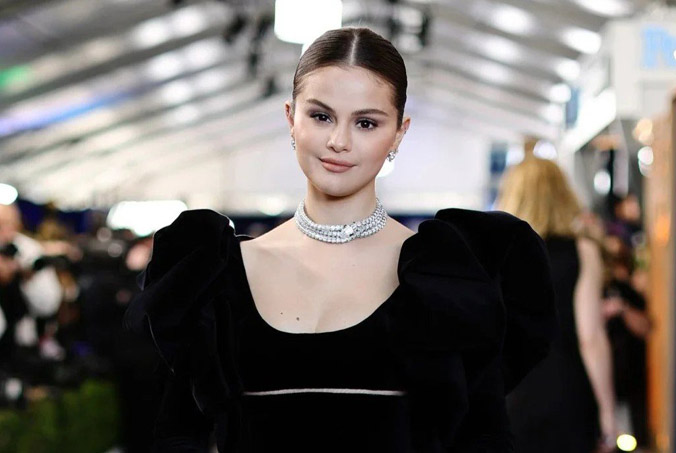 Selena Gomez bị ngã trên thảm đỏ SAG Awards 2022