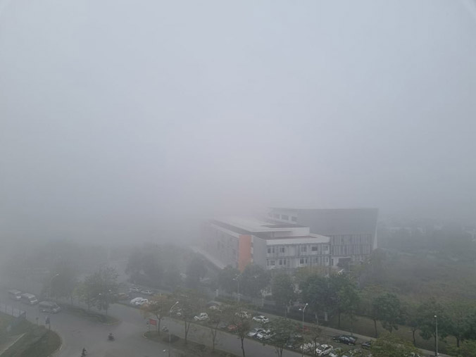 Sương mù, bụi bẩn bao phủ Hà Nội