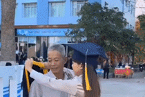 Cô gái khoác áo cử nhân cho cha trong ngày tốt nghiệp
