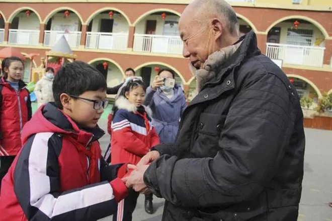 Cụ ông nhặt ve chai ở Trung Quốc giúp đỡ hàng trăm học sinh nghèo