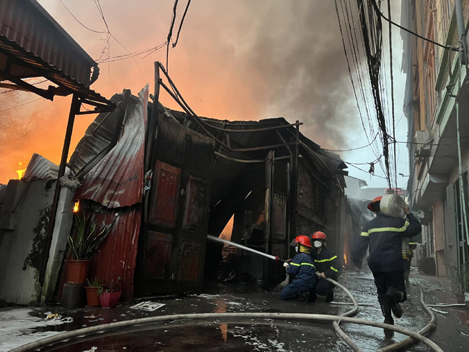 Hỏa hoạn thiêu rụi khu nhà xưởng hơn 300 m2 ở Hà Nội