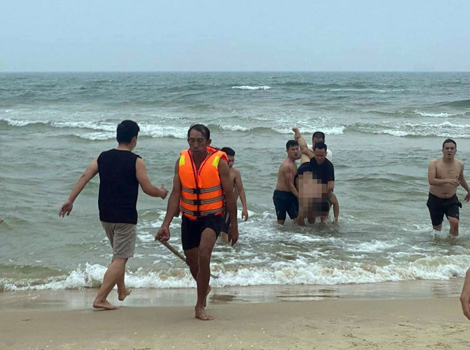 Nam thanh niên đuối nước tử vong khi tắm biển Cửa Việt