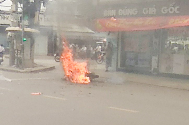 Xe đạp điện nổ, cháy trơ khung sắt trên đường ở TP.HCM