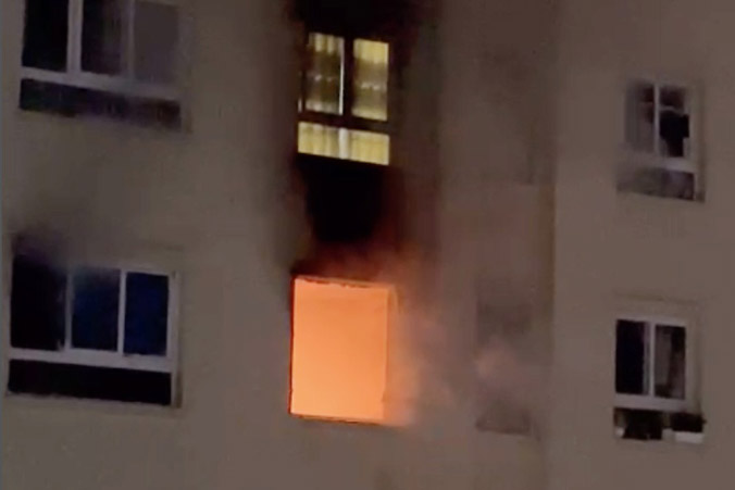 Cháy căn hộ ở TP.HCM, nhiều người tháo chạy