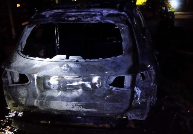 Ôtô Mercedes bị thiêu rụi sau vụ cháy nhà dân