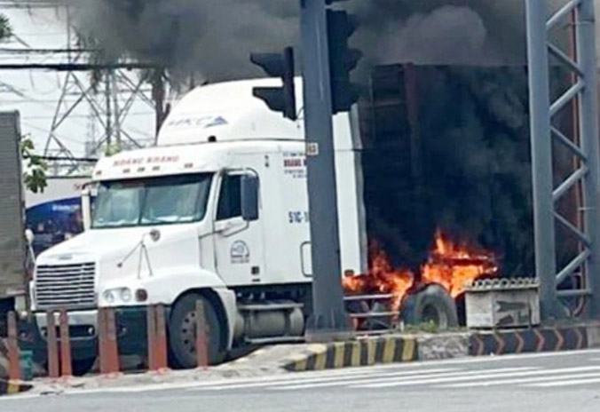 Xe container bốc cháy trên quốc lộ 6