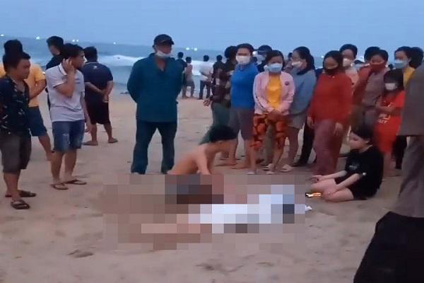 Tắm biển ngày nghỉ bù lễ, 2 học sinh chết đuối thương tâm