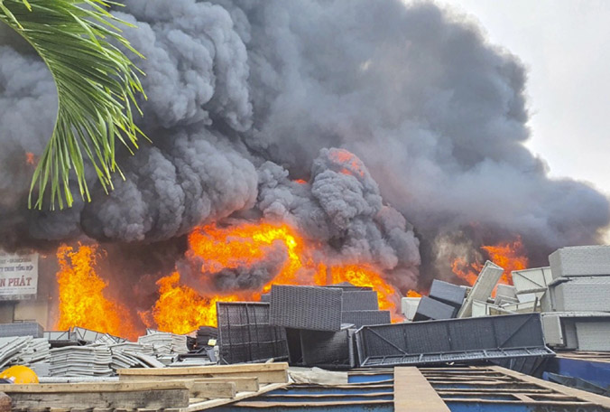 Cháy lớn ở Cụm công nghiệp Bình Định
