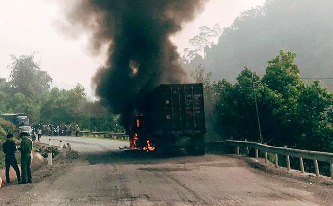 Cháy xe container chở gỗ trên đường Hồ Chí Minh, tài xế thoát chết