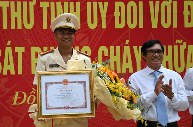 Đại úy Thái Ngô Hiếu nhận Huân chương Dũng cảm