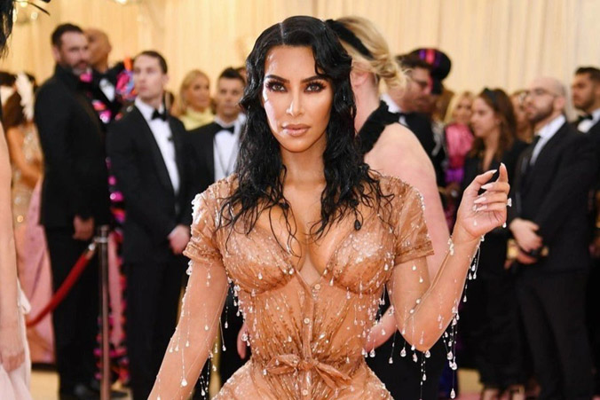 Kim Kardashian không thể ngồi khi mặc đồ bó sát