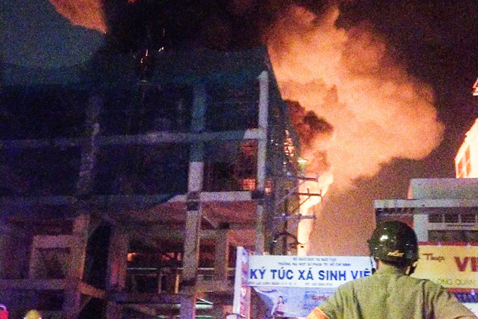 Cháy nhà xưởng cạnh KTX Đại học Sư phạm TP.HCM, sinh viên tháo chạy