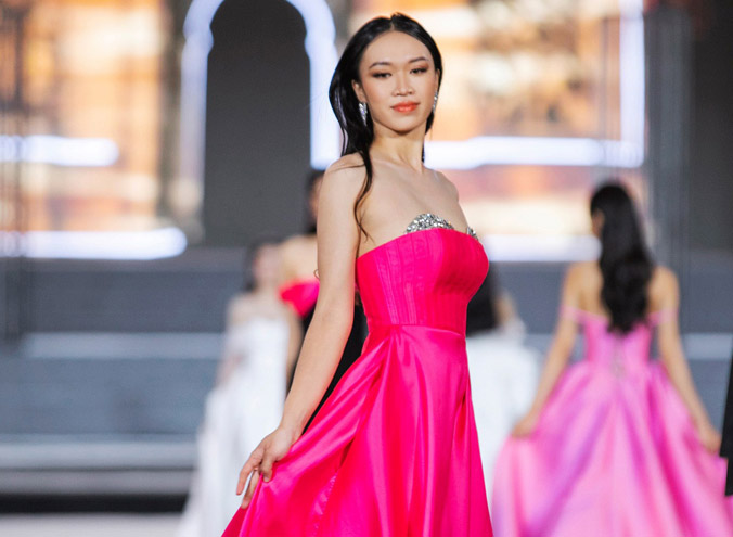 Thí sinh Hoa hậu Thế giới Việt Nam 2022 gặp sự cố vì sàn diễn trơn