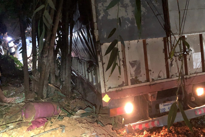 Xe tải tông vào nhà dân, 3 người cùng gia đình tử vong
