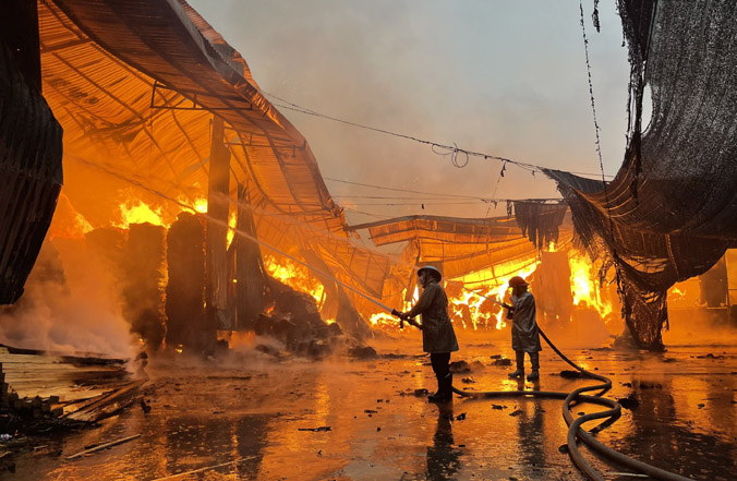 Gần 100 cảnh sát chữa cháy xưởng gỗ ở Hà Nội