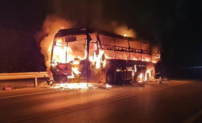Xe giường nằm cháy trên cao tốc, hành khách tháo chạy