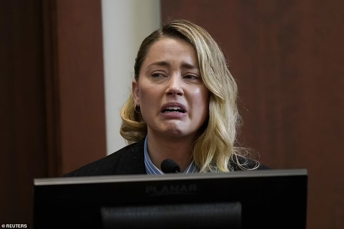 Amber Heard khóc lóc, kể tội Johnny Depp trong phiên tòa