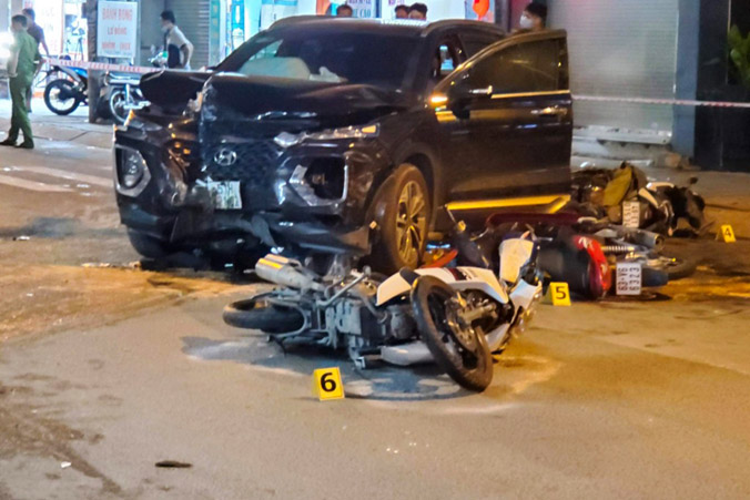Nhân chứng kể khoảnh khắc ôtô tông hàng loạt xe máy ở TP Thủ Đức