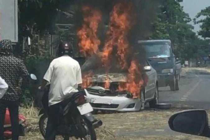 Ôtô bất ngờ bốc cháy trên quốc lộ, 4 người may mắn thoát nạn