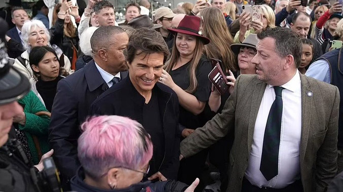 Tom Cruise tạo ra cuộc náo loạn trên đường phố
