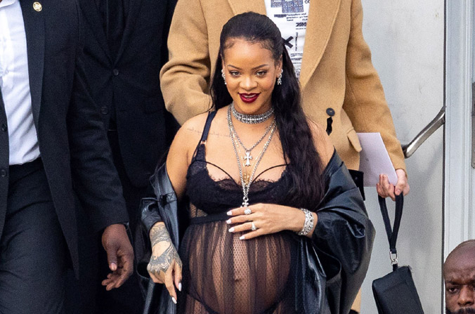 Rihanna sinh con trai