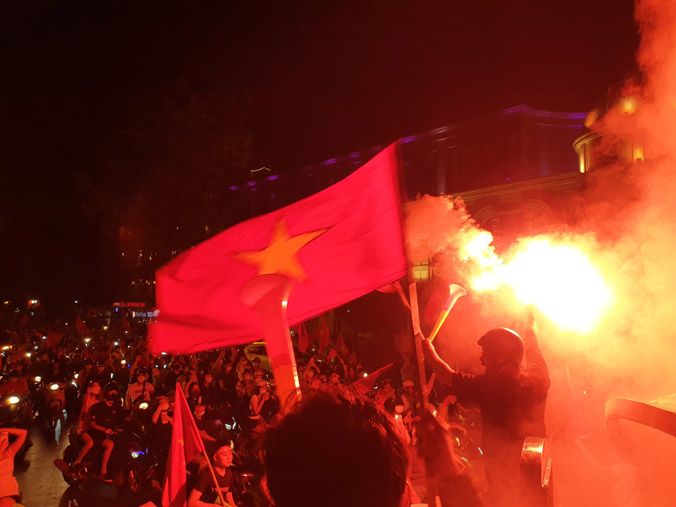 Không khí náo nhiệt ở hồ Gươm khi U23 Việt Nam đánh bại Thái Lan