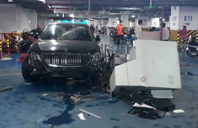 Mercedes Maybach tông loạt xe máy ở hầm chung cư, một người bị thương
