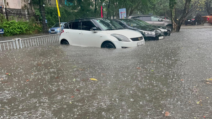 Mưa lớn, hàng loạt tuyến phố ở Hà Nội ngập nặng