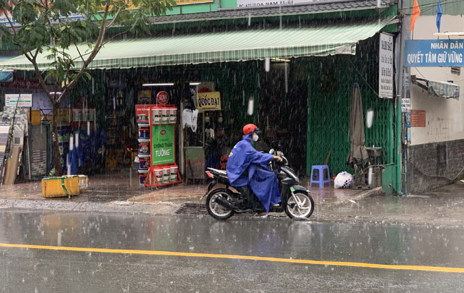 TP.HCM mưa dông lớn giữa trưa
