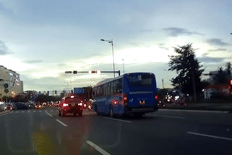 Xe buýt ngang nhiên vượt đèn đỏ giữa giao lộ đông đúc ở Thủ Đức