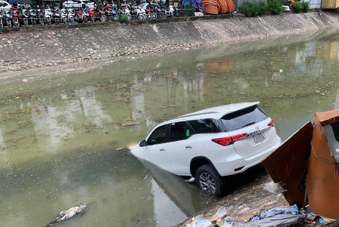 Toyota Fortuner lao xuống sông Kim Ngưu