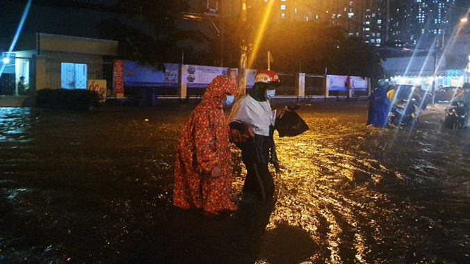 Đường biến thành sông sau cơn mưa, người dân TP.HCM lội bì bõm về nhà