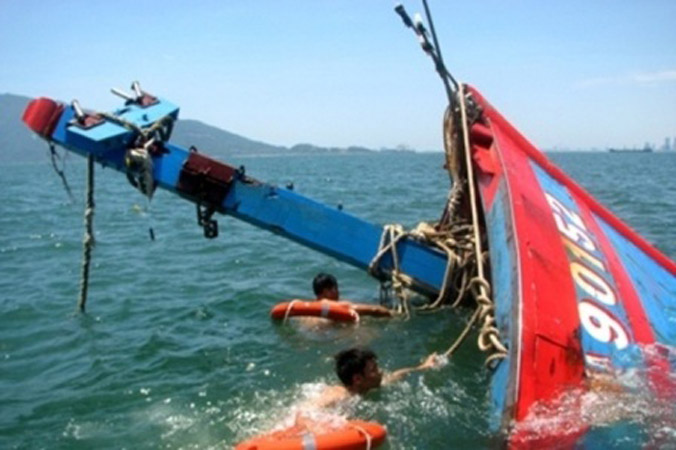 Hai tàu cá tỉnh Quảng Trị bị chìm khi tránh bão
